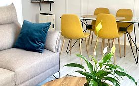 New Gorgeous Central Apartment - Beachfront - 3 Bd